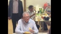Bill Gates Cicipi Durian & Sate: Reaksi Mengejutkan?