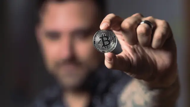 Bitcoin Tembus Rekor Tertinggi: Investasi Menguntungkan atau Risiko?