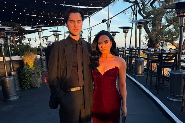 Demi Lovato Rahasia Nikah, Intim dengan Jutes?