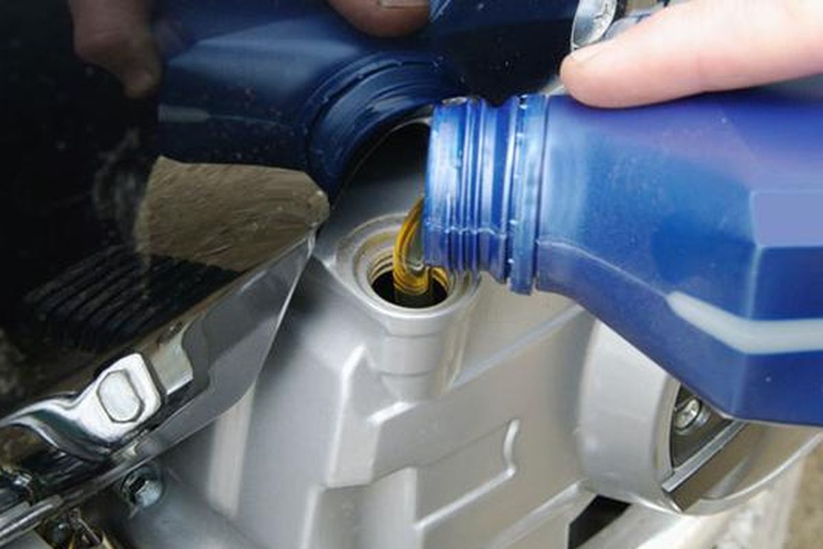 Harga Oli Mobil Mei 2025: Panduan Lengkap & Termurah