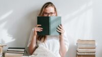Rahasia Tersembunyi: 5 Alasan Orang Malu Akui Suka Membaca Buku