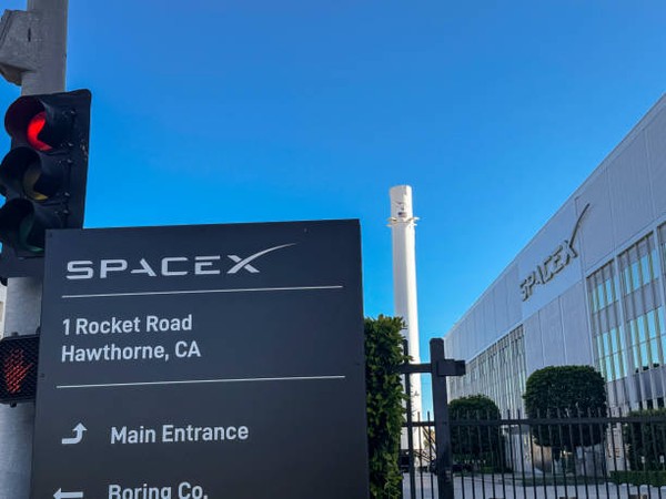 SpaceX Pecat Karyawan: Masalah Sering ke Toilet?