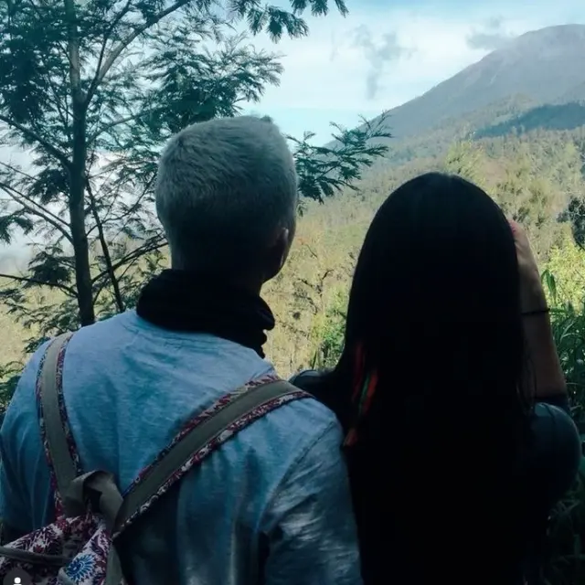 Al Ghazali & Alyssa Daguise: Foto Romantis Puncak Semeru Jelang Pernikahan