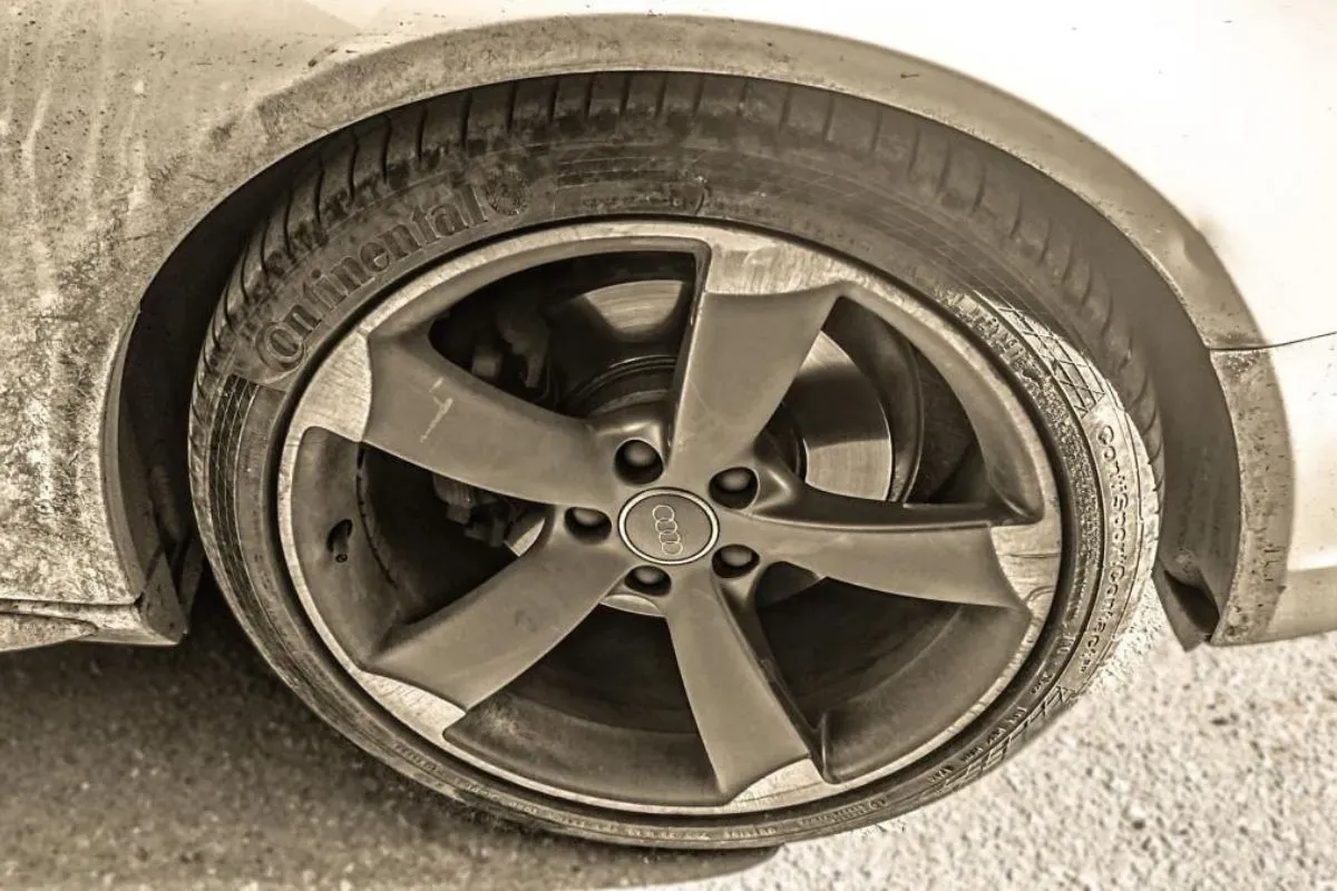 Ban Mobil Pecah Saat Mudik 2025? Solusi & Tips Amannya!