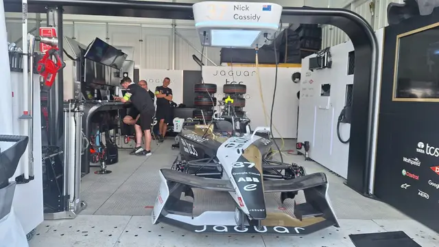 Jaguar I-Pace Formula E Jakarta: Kecepatan Kilat, Teknologi Canggih