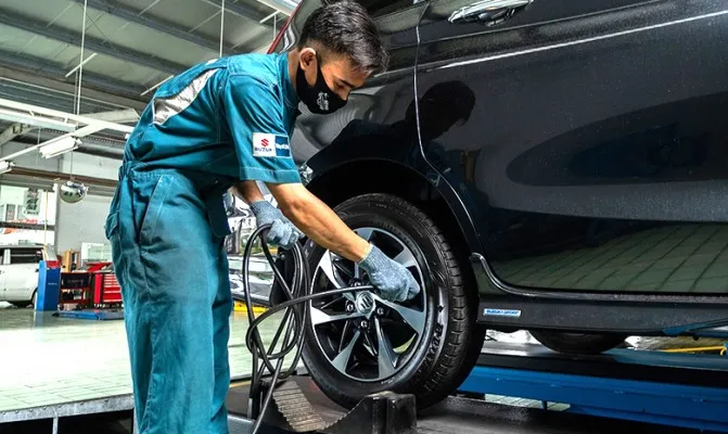 Mudik Aman Lebaran 2025: Rahasia Cek Ban Mobil Anti-Bocor, Sampai Kampung!