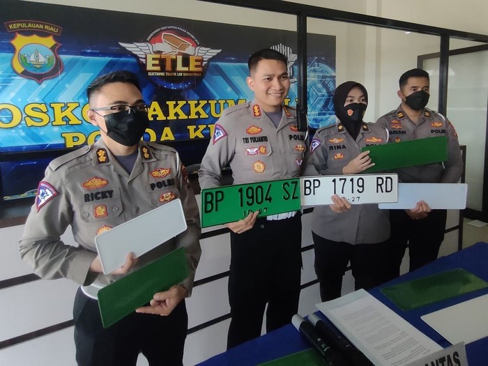 Pelat Nomor Mobil Hijau? Rahasianya Terungkap Sekarang!