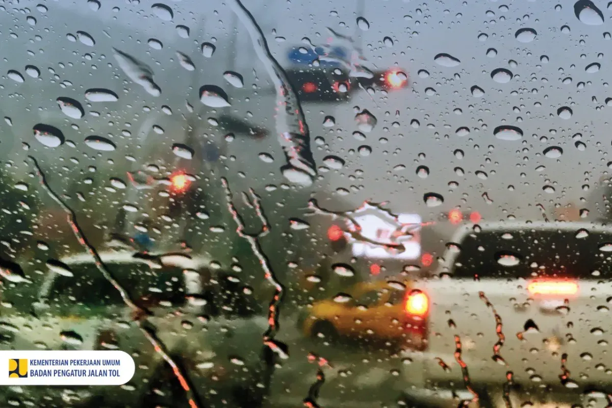 Tips_Aman_Berkendara_Hujan_Hindari_Kecelakaan_di_Jalan_Basah Tips Aman Berkendara Hujan: Hindari Kecelakaan di Jalan Basah